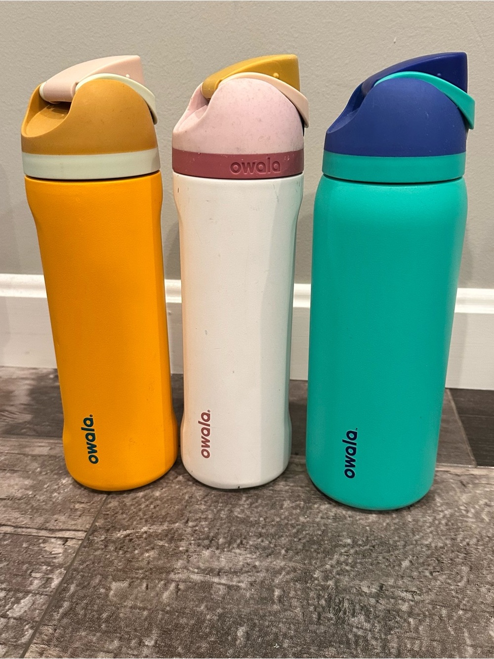 Lot of 3 Owala FreeSip Water bottles, 2x 24 oz and 1x 32 oz good used condition